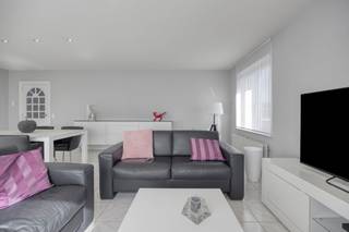 indeling:<br /><br />verdieping 2 (bereikbaar via de trap):<br />- inkomhal<br />- lichtrijke woon- en eetkamer<br />- halfopen, volledig uitgeruste keuken<br />- praktische berging met aansluitingen voor was- en droogmachine<br />- apart gastentoilet<br />- slaapkamer 1<br />- slaapkamer 2<br />- badkamer met inloopdouche en dubbele lavabo<br /><br />Extra:<br />- garagebox verplicht aan te kopen voor € 25.000 (voorzien van elektriciteit)<br /><br />Bijzonderheden:<br />- instapklaar appartement met 2 slaapkamers en een zonnig terras<br />- ramen vernieuwd in 2023<br />- keuken vernieuwd in 2024<br />- gelegen in de rustige woonwijk Nachtegalenhof-Zuid te Hoboken, op een gunstige locatie nabij winkels, scholen, openbaar vervoer en diverse invalswegen<br /><br />Bent u geïnteresseerd in dit instapklare appartement te koop in Hoboken? Aarzel dan niet om contact met ons op te nemen via janice.racaj@dewaele.com of op 03 206 76 73.<br />Wenst u uw eigendom ook te koop of te huur te stellen? We helpen u graag verder.<br />Steeds tot uw dienst om u verder te helpen met al uw vragen over vastgoed!<br /><br />Bestuursmaatregelen in het maatregelenregister: nee
