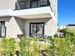 Mooi gelegen hoek-appartement op het gelijkvloers, in residentie De Molen III, gebouwd in 2023.<br /><br />Het appartement met 80 m² bewoonbare oppervlakte, heeft een mooi terras van 10,50 m² en een privatief tuintje van ca 62 m².<br />Tevens zijn een autostaanplaats en twee fietshaken in de afgesloten fietsberging inbegrepen.<br /><br />Het aandeel in de gemeenschappelijke delen bedraagt 557/10.000sten voor het appartement en 23/10.000sten voor de autostaanplaats.<br /><br />De indeling is als volgt:<br />Inkomhal met toegang tot: badkamer, slaapkamers 1 en 2, gastentoilet en de leefruimte.<br />De badkamer is voorzien van een inloopdouche en lavabomeubel.<br />Leefruimte met open keuken en berging/wasplaats.<br /><br />Veel lichtinval,: groot schuifraam aan het terras, evenals een groot raam aan de zijkant van de living.<br /><br />Het appartement is momenteel verhuurd voor 825 euro/maand + 60 euro maandelijkse bijdrage in de syndickosten (algemeen onderhoud gemeenschappelijke delen).<br /><br />- inclusief privatieve parkeerplaats<br />- inclusief twee fietshaken in de afgesloten fietsenberging<br />- voldoende publieke parkeerplaatsen vlakbij<br />- volledig opgeschilderd (zowel gemeenschappelijke delen als het appartement zelf)<br />- energiezuinig, energielabel A<br />- CV op aardgas met vloerverwarming (behalve in slaapkamers: radiatoren)<br />- het gelijkvloers betaalt NIET mee in het onderhoud en herstellingen van de lift<br />- centrale ligging<br /><br />Interessante investering! ==> Een zo goed als nieuwbouw appartement met recent, marktconform huurcontract, dat kan aangekocht worden onder het registratiestelsel.<br /><br />Beschikbaar voor eigen bewoning na opzeg huurcontract (vanaf notariële akte max. 6 maanden opzegtermijn)