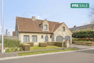 Anno 1995 werd dit knap alleenstaand huis opgericht op een perceel van 669 m² en geniet dit huis van maar liefst 298 m² bewoonbare...