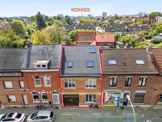 Met veel enthousiasme presenteren wij deze karaktervolle rijwoning met achterliggende schuur én tuin, gelegen in het gegeerde Kessel-Lo. De woning bevindt zich momenteel in een grondige renovatiefase, waarbij reeds tal van essentiële werken werden uitgevoerd en verdere afwerking voorzien is. Zo werd het dak volledig vernieuwd, zijn er 10 zonnepanelen geïnstalleerd en werd de woning uitgerust met nieuwe isolatie, leidingen, elektriciteit, ramen en voordeur, evenals een C+ ventilatiesysteem. In de huidige staat beschikt de woning reeds over een gunstig proef-EPC met label C. Daarnaast werd ook een proef-EPC opgesteld na uitvoering van de resterende werken, waarbij de woning een EPC-label A behaalt. De indeling omvat drie volwaardige slaapkamers, aangevuld met een ruime zolderverdieping die perfect kan worden ingericht als polyvalente ruimte of extra slaapkamer. Daarnaast beschikt de woning over een aparte bureauruimte, een leefruimte, een keuken met bijkeuken en twee badkamers, elk voorzien van een toilet. Een absolute troef is de achterliggende schuur, die tal van mogelijkheden biedt en bijzonder geschikt is voor wie wonen en werken wenst te combineren. Verder geniet u van een aangename tuin met tuinhuis. De ligging is eveneens zeer gunstig, met het treinstation bereikbaar op ongeveer 15 minuten wandelafstand. Wenst u graag een bezoek of extra informatie? Aarzel dan zeker niet om contact op te nemen via info@homies.be!