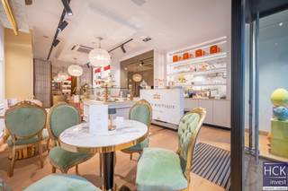 <strong>De ligging</strong><br />Dit handelspand is gelegen op het gelijkvloerse verdiep van het recent opgetrokken gebouw 'Residentie Lawrence' gelegen in <strong>de meest gekende winkelstraat van Deinze</strong>. De Tolpoortstraat bevat namelijk meer dan 50 handelszaken. Qua <strong>commercialiteit en visibiliteit</strong> kan u geen betere locatie vinden! <br /><br /><strong>De indeling</strong><br />Het handelspand doet momenteel dienst als gekende horecazaak. Als bijkomende troef is er de mogelijkheid tot gebruik van een terras vooraan het pand.<br />Een andere bestemming dan horeca (cf. de statuten van het gebouw) is uiteraard steeds mogelijk.<br /><br /><strong>Kenmerken</strong><br />- bouwjaar 2022<br />- bruikbare vloeroppervlakte: ca 84 m² (cf. EPC)<br />- breedte gevel 4,8 m<br /><strong>- EPC: A-label</strong><br /><br /><strong>Troeven</strong><br />- nieuwbouw (bouwjaar 2022) én energiezuinig handelspand!!<br />- uitstekende ligging!!<br />- <strong>gratis parking 'Brielpoort' met 550 parkeerplaatsen vlakbij!!</strong><br /><br />Voor meer informatie of een bezoek ter plaatse reageer via het contactformulier of stuur een mail naar info@hckinvest.be