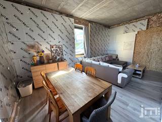 Op zoek naar ruimte, rust en mogelijkheden? In het landelijke Horpmaal vindt u deze bijzonder ruime gezinswoning op een prachtig perceel van maar liefst 2.140 m². Met haar royale leefruimtes, drie slaapkamers, twee garages, multifunctioneel bijgebouw, 26 zonnepanelen en uitgestrekte tuin met achterliggende weide heeft deze woning heel wat te bieden.<br />Hier geniet u niet alleen van een ruime woning, maar ook van de vrijheid om wonen, werken en hobby's perfect te combineren.<br /><br />Neem contact op met Niels via 0473 39 44 39 en ontdek deze eigendom tijdens een persoonlijke bezichtiging.<br /><br />Bij binnenkomst wordt u verwelkomd in een ruime inkomhal die toegang geeft tot de verschillende vertrekken op het gelijkvloers.<br />De grote leefruimte vormt samen met de open keuken het hart van de woning. Grote raampartijen zorgen voor veel natuurlijk licht en creëren een mooie verbinding met het terras en de tuin. Vanuit de keuken kijkt u heerlijk uit over het uitgestrekte perceel.<br />Aansluitend bevindt zich een praktische berging met rechtstreekse toegang tot de tuin.<br />Daarnaast beschikt het gelijkvloers over een ruime polyvalente kamer. Ideaal als bureau, praktijkruimte, hobbykamer of extra kamer, afhankelijk van uw persoonlijke wensen. Een bijkomende ruimte is reeds voorzien als badkamer en wordt momenteel gebruikt als speelkamer.<br /><br />Ook voor wie nood heeft aan opslag- of werkruimte heeft deze eigendom heel wat in huis. Er zijn maar liefst twee ruime garages en een afzonderlijk multifunctioneel bijgebouw dat perfect dienst kan doen als atelier, hobbyruimte of opslagplaats.<br /><br />Op de eerste verdieping brengt de lichtrijke nachthal u naar drie volwaardige slaapkamers en een apart toilet.<br />Eén van de slaapkamers beschikt over een aansluitende dressing. Een andere slaapkamer geniet dan weer van een eigen badkamer met douche en dubbele lavabo.<br /><br />Een absolute troef van deze eigendom is het uitzonderlijk ruime perceel van 2.140 m².<br />Het grote terras, de tuin en de achterliggende weide bieden bijzonder veel mogelijkheden voor gezinnen, dierenliefhebbers, hobbyisten of iedereen die simpelweg verlangt naar meer buitenruimte en privacy.<br />Hier is plaats om te spelen, tuinieren, ontspannen of gezellig samen te zijn met familie en vrienden.<br /><br />Doorheen de woning werden reeds verschillende belangrijke renovatiewerken uitgevoerd, waardoor er vandaag een uitstekende basis aanwezig is om de woning verder naar eigen smaak af te werken.<br />Ook energetisch werd reeds geïnvesteerd. Zo zijn er 26 zonnepanelen aanwezig. De leidingen voor de aardgasinstallatie zijn eveneens reeds voorzien. De definitieve aansluiting en ingebruikname van de aardgasinstallatie en zonnepanelen dienen nog te gebeuren.<br /><br />De woning beschikt momenteel over een EPC-label D. De verdere ingebruikname van de reeds aanwezige voorzieningen biedt potentieel om de energieprestaties verder te verbeteren.<br /><br /><strong>Troeven op een rij</strong>
<ul>
<li>Perceel van maar liefst 2.140 m²</li>
<li>Ruime gezinswoning met 3 volwaardige slaapkamers</li>
<li>Grote en lichtrijke leefruimte</li>
<li>Ruime open keuken met zicht op de tuin</li>
<li>Groot terras, tuin én achterliggende weide</li>
<li>2 ruime garages</li>
<li>Multifunctioneel bijgebouw/atelier</li>
<li>Mogelijkheid voor bureau of praktijkruimte</li>
<li>Dressing en badkamer bij de slaapkamers</li>
<li>26 zonnepanelen aanwezig</li>
<li>Belangrijke renovatiewerken reeds uitgevoerd</li>
<li>Veel mogelijkheden voor wonen, werken én hobby's</li>
</ul>
Bent u benieuwd hoeveel ruimte deze woning werkelijk te bieden heeft? Een bezoek zegt meer dan foto's alleen.<br /><br /><span>De vermelde oppervlaktes zijn indicatief. JM Vastgoed kan niet verantwoordelijk gesteld worden voor de juistheid van de verstrekte gegevens.</span>