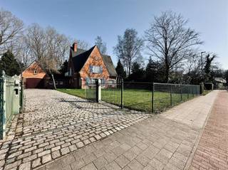 Bent u op zoek naar een woning in het groen met enorm veel potentieel, gelegen op een perceel van maar liefst 2140 m² en omringd door bomen? Lees...