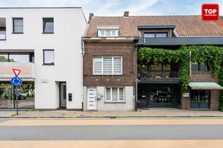 <p>Deze woning is gelegen in het centrum van Oostakker met op enkele stappen tal van winkelgelegenheid en openbaar vervoer.</p>
<p>Op het gelijkvloers bevindt zich een aangename en ruime leefruimte met aansluitend de volledig ingerichte keuken. Achteraan de woning vindt u de badkamer, uitgerust met een inloopdouche, toilet en wastafel.</p>
<p>De eerste verdieping beschikt over twee volwaardige slaapkamers.</p>
<p>Ook op de tweede verdieping bevinden zich twee bijkomende slaapkamers.</p>
<p><strong>Troeven</strong></p>
<ul>
<li>4 slaapkamers</li>
<li>Ruime leefruimte</li>
<li>Moderne keuken</li>
<li>Vernieuwde badkamer met inloopdouche</li>
<li>Centrale ligging</li>
</ul>
<p>Beschikbaar bij akte.</p>
<p>Contacteer Top Vastgoed op 0475 700 700 voor meer info en een bezoek.</p>