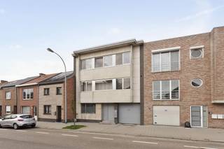 <p><strong><em>Modern ingericht appartement (100 m³ + 5 m² terras) met twee ruime slaapkamers, kelderberging en garagebox gelegen op de 2de verdieping (geen lift). De residentie situeert zich aan de Tiense stadsrand in een standingvolle omgeving, vlakbij de sportvelden "Het Houtemveld".</em></strong></p><p></p><p><em>Heb je interesse en wil jij als eerste de kans grijpen om jouw droomwoning te ontdekken? We trappen onze verkoop af met een </em><strong><em>exclusieve “Avant-Première” op vrijdag 12/06 en zaterdag 13/06</em></strong><em>. Plan nu jouw bezoek via de ‘Plan jouw bezoek’ knop. De richtprijs bedraagt 260.000 euro. De biedingstermijn loopt tot en met 15/06. Bekijk hieronder het Avant-première reglement.</em></p><p></p><p><strong>Indeling:</strong><br />Ruime inkomhal met mogelijkheid voor vestiaire, gastentoilet en berging; aangename leefruimte met veel lichtinval en aansluitend de mooi geïnstalleerde keuken (4 kookplaten op gas, dampkap, oven, koelkast, dubbele lavabo met afdruiprek - aansluiting vaatwas mogelijk).</p><p>Er zijn 2 grote slaapkamers, een comfortabele badkamer (moderne wastafel in meubel en inloopdouche) en een leuk terras (met mooi zicht over groen - sportvelden achteraan het gebouw). Er is eveneens een wasplaats met cv installatie (Vaillant HR+ condenserend) en waterverzachter.</p><p>De kelderberging biedt nog extra opslagruimte.</p><p>Achteraan het gebouw is er ook een garagebox inbegrepen.</p><p></p><p>Het appartement werd in 2013 heel grondig gerenoveerd (keuken, badkamer, vloeren, elektriciteit, ramen, cv-installatie, ...) en ook bijkomend geïsoleerd. Er is dan ook een goede EPC-score: 211 kWh/m²/jaar (label C). Elektriciteit is conform. Het appartement is asbestveilig.<br />Ook parlophone, gordijnen en lichtarmaturen zijn voorzien!</p><p></p><p>Openbaar vervoer (bus) op wandelafstand. Het centrum en station van Tienen zijn makkelijk bereikbaar, idem voor supermarkten. Oprit E40 op 12 min. Sportinfrastructuur "Houtemveld" op wandelafstand.</p>