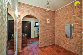 <p><span>Verscholen tussen het groen maar pal in het centrum van Kontich, vinden we deze zeer degelijke open bebouwing op een perceel van 1876 m².  De woning is bereikbaar via een doodlopend steegje én het perceel grenst nog aan 2 andere toegangen (Leiaard en Cornelis Verhulstlaan).</span></p><p><span>Met een bewoonbare oppervlakte van 308 m² (incl. giga zolder) + nog een achtergelegen atelier/garages van 100 m² met aparte toegang, biedt dit unieke eigendom tal van mogelijkheden!</span></p><p><span>Bovendien is er een unieke tuin die organisch werd ingedeeld door middel van hagen, bomen en aanplantingen. </span></p><p><span> </span></p><p><span>Indeling:</span></p><p><span>We komen binnen in de woning via de inkomhal met vestiaire en toilet, die toegang geeft tot alle ruimtes.</span></p><p><span>Links vinden we de ruime woonkamer (50 m²) met achteraan nog een aangebouwde veranda van 15 m². Centraal achteraan is er de ruime keuken, voorzien van eiken kasten, een gootsteen, kookplaat, dampkap en koelkast.  </span></p><p><span>Zowel via de veranda als de keuken heb je toegang naar de zalige tuin.</span></p><p><span>Verder zijn er 2 ruime slaapkamers (15 en 16 m²) op parketvloer en de neutrale badkamer, voorzien van een bad, douche, tweede toilet en dubbel lavabomeubel.</span></p><p><span>De inpandige garage van 22 m² heeft een aansluiting voor wasmachine en biedt plaats aan alle technieken. </span></p><p><span>Hier is ook een deur naar de tuin.</span></p><p><span>De immense zolderverdieping van maar liefst 140 m² biedt nog een zee aan uitbreidingsmogelijkheden.</span></p><p><span>Achteraan op het perceel is er dan nog het atelier (opgedeeld in 3 delen) dat gemakkelijk bereikbaar is via de straat 'Leiaard' en doorgang geeft naar de woning via de tuin. Ideaal voor opslag of werkruimte.</span></p><p><span> </span></p><p><span>De voornaamste troeven van dit eigendom zijn:</span></p><p><span>- Unieke ligging in het centrum van Kontich maar toch super rustig</span></p><p><span>- Uiterst degelijke woning en perfect onderhouden</span></p><p><span>- Groot perceel - ruime tuin met zuid-west oriëntering</span></p><p><span>- Gelijkvloers wonen kan + uitbreidingsmogelijkheden op 1eV</span></p><p><span>- Achterliggend atelier, bereikbaar via andere straat</span></p><p><span> </span></p><p><span>EPC: 230 kWh/m² - C-label</span></p><p><span>Waterinfo: P-score C - G-score C</span></p><p><span> </span></p><p><span>Voor een bezoek ter plaatse kan u ons contacteren op het nummer 03 449 42 41 of mail ons via hallo@habicom.be.</span></p><p><span>Benieuwd naar de waarde van jouw woning?  Check het gratis op www.watismijnhuiswaard.be</span></p><p><span> </span></p><p><span> </span></p>