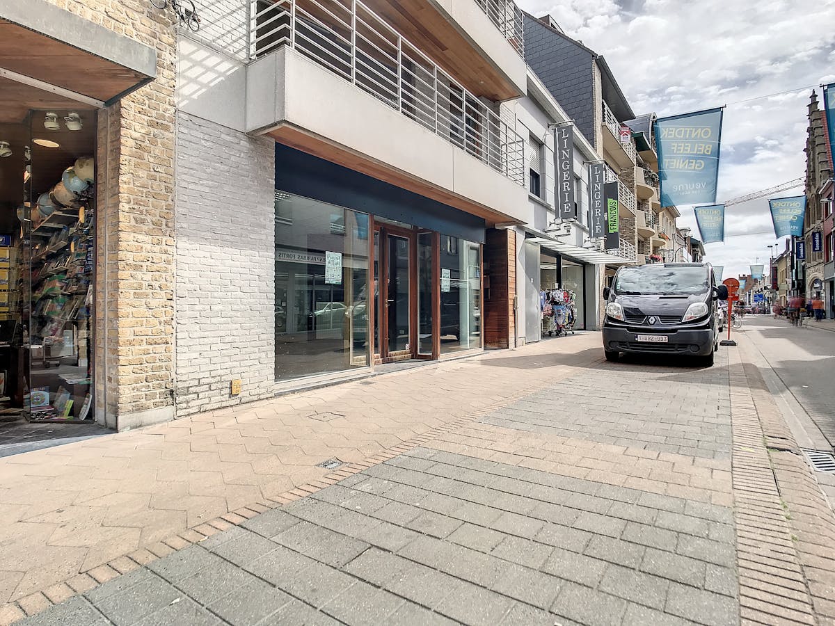 Mooie handelsruimte te huur in de Ooststraat te Veurne - foto 3