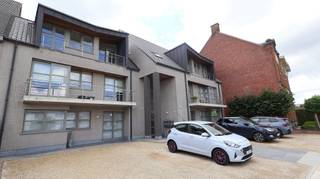 Dit aangename appartement is gelegen op de gelijkvloerse verdieping van een kleinschalige residentie, op een centrale ligging op de grens tussen Roeselare en Ardooie.<br />Dankzij de centrale ligging op de grens van Roeselare en Ardooie geniet het appartement van een vlotte bereikbaarheid. Ook de oprit van de autostrade is snel en gemakkelijk bereikbaar.<br /><br />Het appartement beschikt over een ruime en lichtrijke woonkamer met een volledig ingerichte keuken, twee slaapkamers, een dressing/bureau, een praktische berging/wasplaats, een apart toilet en een badkamer.<br /><br />De keuken is volledig ingericht en uitgerust met een dubbele spoeltafel, keramische kookplaat, dampkap, oven, microgolfoven, koelkast en diepvries.<br />De badkamer beschikt over een badkamermeubel en een comfortabele inloopdouche. Verder geniet het appartement van een ruim en gezellig terras, ideaal om in alle rust van de buitenruimte te genieten.<br />
<ul>
<li>Achter het gebouw bevindt zich een garage voor € 70/maand.</li>
<li>Gemeenschappelijke kosten: € 50/maand.</li>
<li>Verwarmd met aardgas</li>
<li> Volledig instapklaar! </li>
<li>Beschikbaar vanaf <strong>1 december 2026</strong></li>
</ul>
<u>Interesse in dit appartement? </u><br />Bezoek <u>www.dicasa.be</u>, klik op het pand van uw keuze en vul via de knop “Ik ben kandidaat” kort uw profiel in.<br />Wij nemen vervolgens contact met u op voor een bezichtiging. <br />