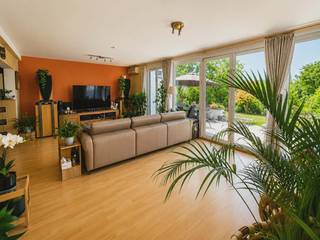 <br /><br />Te koop: lichtrijke gezinswoning met ruime leefruimtes en zonnige tuin in rustige omgeving<br /><br />Op zoek naar een ruime en aangename woning waar comfort en ruimte centraal staan? Deze lichtrijke woning biedt alles wat een gezin nodig heeft.<br /><br />De woning beschikt over een ruime en gezellige leefruimte met veel natuurlijk licht, ideaal om samen te genieten of gasten te ontvangen. Met 4 grote slaapkamers en 1 kleinere kamer is er voldoende ruimte voor een gezin, thuiswerk of hobby’s.<br /><br />Verder biedt de woning een ruime badkamer, 2 wc’s, een inpandige garage en een praktische kelder voor extra opbergruimte.<br /><br />Buiten geniet je van een grote oprit met plaats voor 3 à 4 wagens — een echte meerwaarde, aangezien parkeergelegenheid in de buurt beperkt is. De aangename tuin zorgt voor een heerlijke plek om te ontspannen, waarbij je op elk moment van de dag van de zon kan genieten. Achteraan in de tuin bevindt zich bovendien een ruime berging, ideaal voor fietsen, tuinmateriaal of extra opslag.<br /><br />De woning is gelegen in een rustige wijk, maar toch op korte afstand van scholen, winkels, openbaar vervoer en belangrijke autosnelwegen, wat zorgt voor een vlotte bereikbaarheid.<br /><br />Een ideale woning voor wie op zoek is naar ruimte, rust, comfort en een praktische ligging.<br /><br />BEZOEKDAG 28/06/2026 tussen 13u en 17u <br /> 05/07/2026 tussen 13u en 17u<br />( bel tussen 14u en 19u voor een afspraak: 0486/754301)