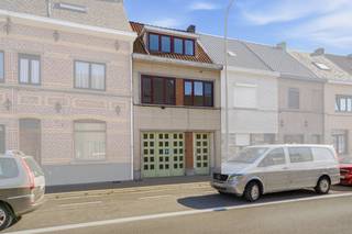 <p>Altro Vastgoed verkoopt : Eerste bezoekdag : donderdag 15 oktober - enkel op afspraak</p><p>Bent u op zoek naar een boeiend renovatieproject waar u uw eigen stempel op kunt drukken? Deze te renoveren gesloten bebouwing, gelegen aan de Gentsesteenweg 41 te Wetteren, biedt tal van mogelijkheden voor handige klussers, investeerders of gezinnen die dromen van een woning op maat!</p><p><strong>Troeven van de woning:</strong></p><p><strong>Toplocatie:</strong> Gelegen op wandelafstand van het bruisende centrum van Wetteren (ca. 1 km), openbaar vervoer (station en bushaltes op slechts 500m), scholen (400m) en winkels/supermarkten (500m).</p><p><strong>Vlotte bereikbaarheid & achteringang:</strong> Het perceel van 230 m² heeft een diepte van ca. 43 meter en beschikt over een praktische achtertoegang via een private weg – ideaal voor fietsen, tuinonderhoud of bouwmaterialen!</p><p><strong>Ruim perceel met tuin:</strong> Geniet van een gezellige, diepe tuin met terras.</p><p><strong>Rondleiding door de woning:</strong></p><ul><li><p><strong>Gelijkvloers:</strong> inkomhal, multifunctionele garage/berging, lichtrijke leefruimte met zit- en eetgedeelte, aansluitende keuken en berging.</p></li><li><p><strong>Verdieping:</strong> Traphal met toegang tot 3 slaapkamers en de badkamer.</p></li><li><p><strong>Zolder & Kelder:</strong> Handige provisiekelder én een ruime zolder met tal van uitbreidingskansen.</p></li></ul><p><strong>Kenmerken op een rij:</strong></p><ul><li><p><strong>Perceel:</strong> 230 m² | <strong>Nuttige opp.:</strong> ca. 129 m² | <strong>Gevelbreedte:</strong> 5,32 m</p></li><li><p><strong>Beglazing:</strong> Dubbel glas (pvc) | <strong>Verwarming:</strong> Aardgas - individuele elementen</p></li><li><p><strong>Project:</strong> Grondig te renoveren pand met een fantastische basis en veel mogelijkheden!</p></li><li><p><strong>EPC: </strong>Label E - 482 kWh/(m² jaar) = renovatieverplichting</p><p><strong>Grijpt u deze kans om hier uw droomwoning van te maken? Neem vandaag nog contact met ons op voor meer informatie of een bezoek ter plaatse!</strong><br /><strong>Ellen : 0475.400.770 - ellen@altro-vastgoed.be</strong></p></li></ul>
