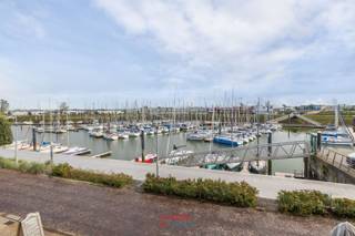 Ce topper est situé le long de la célèbre promenade pédestre et cycliste et dispose d'une terrasse à l'avant et à l'arrière. <br />Aménagement : entrée avec toilettes séparées, séjour spacieux avec terrasse, cuisine avec débarras, salle de bains avec baignoire/douche et lavabo, 2 chambres à coucher à l'arrière dont 1 avec terrasse ensoleillée.<br />Au rez-de-chaussée, vous avez la possibilité d'acheter un garage supplémentaire. Les 2 crochets à vélos sont déjà fournis.<br />La propriété est offerte meublée. Valeur EPC : 91 !<br />Réservez votre rendez-vous pour le Maritime 'Storms' Harbour'.   <br /> 