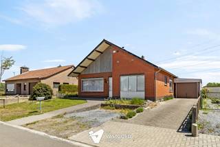 <p><span>Instapklare gelijkvloerse woning met 4 slpks op rustige ligging</span></p><p><span> </span></p><p><span>Belangrijkste troeven:</span></p><p><span>- Volledig gelijkvloerse woning</span></p><p><span>- 4 slaapkamers</span></p><p><span>- Reeds gerenoveerd: badkamer, verwarmingsinstallatie en isolatie zoldervloer</span></p><p><span>- Praktische kelder en kruipkelder aanwezig</span></p><p><span>- Geen renovatieplicht!</span></p><p><span>- Rustig gelegen in een verkeersarme straat</span></p><p><span>- Achteraan bereikbaar dankzij servitude</span></p><p><span> </span></p><p><span>Bekijk zeker ook onze grondplannen met de afmetingen. Zo krijgt u van thuis uit al een perfect beeld van wat deze woning te bieden heeft!</span></p><p><span>Wenst u meer info of een vrijblijvende bezichtiging, contacteer dan ons kantoor op het nummer 014 39 99 99 en wij helpen u graag verder.</span></p>