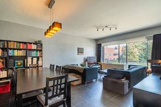 <p>Flexibel wonen nabij het centrum van Schoten. Op een steenworp van het centrum vind je dit praktisch ingedeelde appartement op de eerste verdieping. Je geniet van een rustige ligging, maar bent toch snel bij winkels, scholen en openbaar vervoer.</p><p>Het appartement bestaat uit een ruime, lichtrijke leefruimte - een terras aan de voorzijde – een uitgeruste keuken - twee volwaardige slaapkamers (ca. 14-13m²) , waarvan één met toegang tot het terras aan de achterzijde - een derde kamer (ca. 8m²) die perfect dienst kan- doen als extra slaapkamer, bureau of dressing – een badkamer voorzien van een bad met douchefunctie, een wastafel en aansluiting voor een wasmachine - extra bergruimte vind je in de nachthal dankzij ingemaakte kasten.</p><p><br /></p><ul><li>Een privatieve garagebox achteraan het gebouw (optioneel aan te kopen voor €30.000)</li><li>Gunstig EPC (B)</li><li>Terras voor- en achteraan</li><li>Lage gemeenschappelijke kosten</li><li>Mogelijkheid tot derde slaapkamer</li><li>Momenteel <strong>verhuurd </strong></li></ul><p><br /></p>