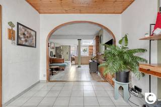 <p><span>Ruime woning met 4 à 5 slaapkamers en stadstuin te Groenenhoek!</span></p><p><span>Achter deze charmante gevel gaat een lichtrijke woning van maar liefst 184m² schuil, die doorheen de jaren de nodige structurele renovaties heeft ondergaan om zo "future-proof" te zijn (ramen, dak, ketel). Omwille van deze toplocatie in de trendy Groenenhoek zijn winkels, parken, scholen, horeca en sportfaciliteiten steeds vlakbij. Ook de bereikbaarheid is uitstekend met belangrijke invalswegen, openbaar vervoer en de fietsostrade op een boogscheut. Kortom, de ideale plek om werk- en privéleven optimaal te combineren. Momenteel is de woning nog verhuurd, dus ook als investering is deze ruwe diamant uitermate geschikt.</span></p><p><span> </span></p><p><span>Gelijkvloers:</span><span> </span></p><p><span>Via de nieuwe voordeur komt u in de inkomhal die ook het aparte toilet met handenwasser huisvest. In de omvangrijke leefruimte (ca. 50m²) geniet u een mooie natuurlijke lichtinval en is het extra gezellig vertoeven met dank aan de houtkachel. De geriefelijke open keuken met zitgedeelte en lichtkoepel ligt aanpalend de stadstuin en is voorzien van een keramisch vuur, dampkap, oven, koelkast, vriezer, vaatwasser en anderhalve lavabo. Mits beperkte esthetische ingrepen en/of toekomstgericht een update van de keuken, kan de woonkamer in no time omgetoverd worden tot een leefruimte waar velen jaloers op zouden zijn. </span></p><p><span> </span></p><p><span>1</span><span><sup>e</sup></span><span> verdiep:</span><span> </span></p><p><span>De eerste 2 slaapkamers (ca. 10,5 &amp; 12m²) kan u op dit verdiep terugvinden. Bijkomende zijn er nog 2 achtereenliggende tussenkamers (ca. 6 en 8,5m²) die zich perfect lenen als bureau, wasruimte, dressing, speelkamer, hobbyruimte of logeerkamer. Helemaal achteraan vindt u de badkamer op gietvloer met moderne inloop-/regendouche, dubbel wasmeubel, bijkomend toilet en nis voor de wasmachine en droogkast. </span></p><p><span> </span></p><p><span>2</span><span><sup>e</sup></span><span> verdiep:</span><span> </span></p><p><span>Ook dit verdiep omvat nog eens 2 riante slaapkamers (ca. 12 &amp; 16m²). Met dank aan de goede dakisolatie is het zowel in de winter als in de zomer aangenaam slapen. Net zoals in de overige slaapkamers ligt er onder de vinyl-vloeren vermoedelijk karaktervolle planché. Op de nachthal vindt u ook nog extra opbergruimte terug. </span></p><p><span> </span></p><p><span>Voor-, achtertuin &amp; kelder:</span><span> </span></p><p><span>In de aangename stadstuin (ca. 33m²) kan u in alle rust en privacy genieten van de gezonde buitenlucht, het zonnetje, een sprankelend aperitief of een lekkere BBQ met vrienden. Ook voor de kids en de huisdieren is dit de perfect uitvalbasis daar de tuin volledig omheind is. Voor al wie groene vingers heeft kan er natuurlijk onthard worden zodoende een groene oase te creëren. Ook de voortuin is een ware troef, denk maar aan de mogelijkheid tot fietsenstalling voor het hele gezin. Bijkomend is de woning ook nog eens onderkelderd waardoor er hoegenaamd geen gebrek is aan opbergruimte.</span></p><p><span> </span></p><p><span>Extra troeven:</span><span> </span></p><p><span>- Toplocatie </span></p><p><span>- 184m² cfr. EPC</span></p><p><span>- HR ramen (2025)</span></p><p><span>- HR condensatieketel</span></p><p><span>- Dak- en gevelisolatie 5 cm PUR 2019</span></p><p><span>- Voor- en achtertuin </span></p><p><span>- Kelder </span></p><p><span> </span></p><p><span> </span></p>
