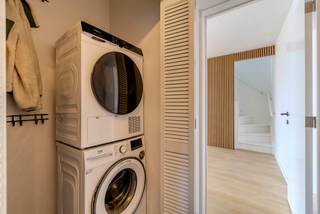 <h3>Hoogwaardig gerenoveerde woning met vergund magazijn van 60 m²</h3>
<p>Achter deze nog te schilderen gevel – de eerste foto is een illustratie van het mogelijke eindresultaat – schuilt een verrassend instapklaar en hoogwaardig gerenoveerd pareltje, rustig gelegen in een doodlopende straat in hartje Vorselaar.</p>
<p>Op het gelijkvloers beschikt de woning over een prachtige volledig uitgeruste keuken met kookeiland, een ruime woonkamer, apart toilet en praktische vestiairekasten. De verdieping omvat twee ruime slaapkamers en een stijlvolle badkamer met zowel ligbad als douche.</p>
<p>De woning werd volledig gerenoveerd en technisch volledig op punt gezet. Daarnaast werden airco’s geplaatst voor extra comfort.</p>
<p>De absolute troef is het naastliggende, vergunde magazijn van ca. 60 m². Ideaal voor wie wonen en werken wil combineren, nood heeft aan extra opslagruimte of op zoek is naar een ruime hobby- of werkplaats.</p>
<p>Troeven:</p>
<ul>
<li>
<p>Volledig en hoogwaardig gerenoveerd</p>
</li>
<li>
<p>Instapklaar</p>
</li>
<li>
<p>2 ruime slaapkamers</p>
</li>
<li>
<p>Volledig uitgeruste keuken met eiland</p>
</li>
<li>
<p>Airconditioning</p>
</li>
<li>
<p>Vergund magazijn van ca. 60 m²</p>
</li>
<li>
<p>Rustige, doodlopende straat</p>
</li>
<li>
<p>Centrale ligging in Vorselaar</p>
</li>
<li>
<p>EPC C vóór plaatsing airco’s – nieuw EPC in opmaak</p>
</li>
</ul>
<p>Een unieke combinatie van comfortabel wonen en bijzonder veel extra ruimte, midden in Vorselaar.<br /><br /><strong>FLOR Vastgoed // For Love Of Real estate </strong></p>