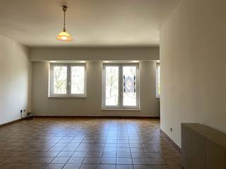 <p><span><span>Dit appartement is gelegen op de tweede verdieping van een klein gebouw vlakbij centrum Maria ter Heide. Via de inkomhal kom je in de ruime leefruimte met veel natuurlijke lichtinval. De geïnstalleerde keuken grenst aan de leefruimte. Achteraan vind je de twee slaapkamers terug die beide toegang hebben tot het terras. Er is een badkamer, aparte wasplaats en een berging aanwezig. Achteraan het gebouw is er een gedeelde garagebox.</span></span><br /><span><span>Er zijn geen gemeenschappelijke kosten. EPC 285 kWh/m².</span></span></p>