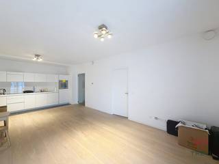 <p><strong>ETTERBEEK - In de Europese wijk, in de nabijheid van alle Europese instellingen, dicht bij openbaar vervoer en winkels, in het project "Belview", ONBEMEUBELD appartement met 1 slaapkamer van circa 63m² woonoppervlakte.</strong></p>
<p><span>Op de 3de verdieping:</span></p>
<ul>
<li>
<p>Inkomhal met apart toilet en technische ruimte</p>
</li>
<li>
<p>Leefruimte van circa 27,5m² (7,17 x 3,81) met Oost-gericht terras </p>
</li>
<li>
<p>Volledig uitgeruste open keuken (oven, kookplaten, afzuigkap, koelkast/vriezer, vaatwasser) aansluitend op de leefruimte</p>
</li>
<li>
<p>Slaapkamer van circa 14m² (4,1 x 3,5)</p>
</li>
<li>
<p>Aangrenzende badkamer (bad, wastafel, wasmachine)</p>
</li>
</ul>
<p>Kelder nr. 57</p>
<p>Lasten van 190€/maand – Forfait van 100€ voor de gemeenschappelijke delen – Voorschot van 90€ voor warm water en verwarming <br />Eenmalige verhuiskosten van 50€ ! <br />Brandverzekering aan 100€/jaar !</p>