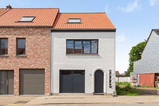 Deze charmante, instapklare woning is gelegen in een doodlopende, rustige straat in een woonwijk in Hoevenen, op korte afstand van het centrum. Ook de centra van Kapellen en Stabroek zijn slechts enkele kilometers van het pand verwijderd. Verder bevinden zich openbaar vervoer, winkels en scholen allen in de directe omgeving. De afgelopen maanden werd deze woning volledig gerenoveerd tot een knusse, ruime en energiezuinige woning in een tijdloze stijl. Ze werd uitgerust met een ventilatiesysteem en is voorzien van 8 zonnepanelen. Het pand kan reeds profiteren van een goed EPC-label B. Echter is de noordgevel momenteel nog een wachtgevel. De EPC-score zal daarom nog verbeteren vanaf het moment er een woning tegenaan gebouwd wordt. De eigenaar kan in de toekomst dus nog profiteren van een gunstigere energiescore, zonder hiervoor zelf nog extra kosten te moeten maken. Binnenkomen doet u hier via een aparte inkomhal met gastentoilet. De woonkamer vormt samen met de eetkamer en de keuken één gigantische leefruimte, waar daglicht binnenvalt via een lichtkoepel en een groot schuifraam richting de tuin. Op de vloer ligt een mooie keramische tegel met parket-look, dewelke de ruimte een extra gezellige uitstraling geeft. De open keuken werd tevens voorzien van alle hedendaags comfort. Verder vindt u op het gelijkvloers nog een handige berging onder de trap en een voorkamer/wasplaats terug. Deze wasplaats is via een dubbele deur ook te bereiken vanaf de straatzijde, waardoor ze ook ideaal dienst doet om fietsen, moto's,... te stallen. Via een houten trap in de inkomhal bereikt u de 1e verdieping. Deze telt een super ruime master-bedroom, een apart toilet en een luxueus ingerichte badkamer met douche, ligbad en dubbele wastafel met meubel. Op de 2e verdieping bevinden zich nog 2 volwaardige slaapkamers en een praktische bergruimte. Het perceel heeft een totale oppervlakte van 277m². In de nette, volledig omsloten tuin met terras kan u dankzij een oriëntatie op het westen de hele namiddag/avond heerlijk van het zonnetje genieten.