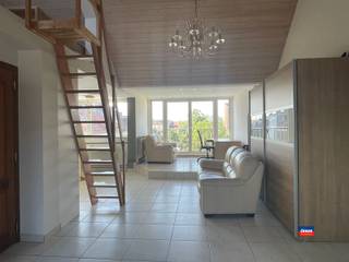 <p><span>MERKSEM | INSTAPKLAAR APPARTEMENT MET 1 SLAAPRUIMTE | EPC 210 |</span></p><p><span>Indeling als volgt: inkomhal - woonkamer - open, geïnstalleerde keuken - eetplaats met aansluiting wasmachine - badkamer met ligbad, toilet en lavabo. Slaapruimte (12m²) te bereiken met trap als soort mezzanine.</span></p><p><span> </span></p><p><span>Aparte meters voor elektriciteit en gas.</span></p><p><span> </span></p><p><span>Het "duplex" appartement is onmiddellijk beschikbaar, geschikt voor maximum 2 personen en is bestemd om te worden gebruikt als woning, het houden van een commerciële activiteit is dus niet toegelaten.</span></p><p><span>3 Maanden huurwaarborg zijn vereist.</span></p><p><span> </span></p><p><span> </span></p><p><span> </span></p>