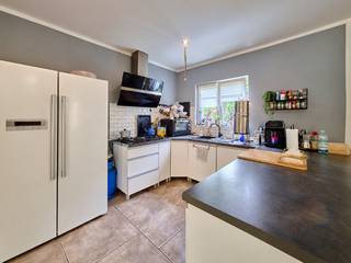 Ruime woning met 5 slaapkamers, verhuurde studio en polyvalente ruimte op een groene locatie.<br /><br />Deze ruime woning is gelegen in een bosrijke en rustige omgeving en biedt vooral veel ruimte en mogelijkheden. De woning is op te frissen, maar beschikt over een interessante indeling met maar liefst 5 slaapkamers, een aparte studio en een polyvalente ruimte die verschillende bestemmingen kan krijgen.<br /><br />De ligging is een absolute troef voor wie graag in het groen woont. Vanuit de woning bereik je op wandelafstand natuurgebied ’t Plat en verschillende wandel- en mountainbikeroutes. Ook gezinnen zitten hier goed: de lokale basisschool bevindt zich op fietsafstand.<br /><br />Naast de woning bevindt zich een aparte studio, die momenteel verhuurd is. Deze kan uiteraard ook op termijn een andere invulling krijgen, bijvoorbeeld als kangoeroewoning, gastenverblijf, Airbnb of als extra woonruimte voor een inwonend kind.<br /><br />Ook de polyvalente ruimte biedt heel wat mogelijkheden. Deze deed vroeger dienst als winkel en kan opnieuw gebruikt worden als handelsruimte, maar leent zich evengoed als hobbyruimte, atelier, praktijkruimte, speelruimte of man cave.<br /><br />INDELING<br /><br />Gelijkvloers:<br /><br />- Inkom rechtstreeks in de polyvalente ruimte/voormalige winkel<br />- Ruime woonkamer met houtkachel, veel lichtinval en zicht op de tuin<br />- Ingerichte keuken<br />- Wasplaats/berging<br />- Gastentoilet<br />- Stookplaats<br /><br />Eerste verdieping:<br /><br />- 5 slaapkamers<br />- Ruime badkamer met inloopdouche, toilet en lavabo<br /><br />Kelder:<br /><br />- Bergkelder<br /><br />Buiten:<br /><br />- Verschillende terrassen<br />- Zuidgerichte tuin<br /><br />Studio:<br /><br />- Inkomhal<br />- Leefruimte met open keuken<br />- Slaapkamer<br />- Berging<br />- Badkamer met douche, toilet, lavabo en aansluitingen voor wasmachine en droogkast<br /><br />TROEVEN:<br />+ 5 slaapkamers<br />+ Aparte, momenteel verhuurde studio<br />+ Polyvalente ruimte met tal van mogelijkheden<br />+ Zuidgerichte tuin<br />+ Veel ruimte voor gezinnen en hobby's<br />+ Bosrijke omgeving<br />+ Op wandelafstand van natuurgebied en wandel- en mountainbikeroutes<br />+ Basisschool op fietsafstand<br /><br />Een woning met veel potentieel en verschillende gebruiksmogelijkheden, ideaal voor wie niet bang is om de handen uit de mouwen te steken en graag zelf een woning naar eigen smaak en wensen wil opfrissen.<br /><br />Is deze woning iets voor jou? Contacteer ons en we helpen je graag dichtblij verder!