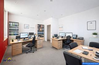 Kantoor- of praktijkruimte met commerciële mogelijkheden te koop in het centrum van Moorsel!Deze kantoorruimte bevindt zich op het gelijkvloers van...