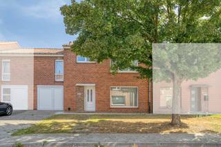 Bienvenue dans cette spacieuse maison familiale située dans une rue calme d'un quartier résidentiel adapté aux enfants, à deux pas du centre de Roulers. Grâce à cinq chambres complètes, un jardin ensoleillé et un garage intérieur, cette maison offre tous les atouts pour les familles en quête d'espace et de potentiel ! <br /><br />Grâce à sa situation centrale, les commerces, les écoles, les transports en commun et les principaux axes d'accès se trouvent à une courte distance, ce qui vous permet de profiter d'un accès facile et d'un cadre de vie agréable.<br /><br />La maison est une opportunité unique pour ceux qui recherchent une maison avec du caractère et du potentiel. Les espaces spacieux, les cinq chambres complètes et l'aménagement pratique offrent de nombreuses options pour créer une maison familiale moderne qui répond pleinement à vos besoins en matière de logement !<br /><br />Vous souhaitez plus d'informations ou une visite ? Alors contactez Jeroen Taillieu dès aujourd'hui au 0493 25 14 33, jeroen.taillieu@dewaele.com <br /><br /><br /><br />Registre des mesures: non<br /><br />Les images générées par l’IA sont fournies en guise d'inspiration. Elles ne tiennent pas compte des spécifications techniques, ni des renseignements urbanistiques, ni des possibilités concrètes de réalisation.
