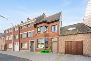 Ontdek deze charmante rijwoning (incl zonnepanelen) op een topligging in Tielt, op wandelafstand van het station, scholen en het bruisende stadscentrum. Gelegen in een rustige straat geniet je hier van de perfecte combinatie tussen bereikbaarheid en wooncomfort. Bij het betreden van de woning word je verwelkomd in een lichtrijke living waar grote raampartijen zorgen voor een aangename, open sfeer. Aansluitend is er een praktische keuken die alle mogelijkheden biedt voor wie graag kookt en gezellig samenleeft.<br /><br />De woning beschikt over drie slaapkamers, aangevuld met een extra ruimte die perfect kan dienen als dressing of bureau. Nog meer bergruimte vind je op de ruime zolder of in de kelder. De badkamer is functioneel ingericht en biedt alle nodige comfort.<br /><br />Buiten geniet je van een zonnig terras waar het heerlijk vertoeven is tijdens mooie dagen. Extra aanpalende bergruimte zorgt bovendien voor een praktische invulling van uw woonbehoeften.<br /><br />Kortom, deze woning is een ideale keuze voor wie op zoek is naar een instapklare thuis of investeringseigendom op een rustige, maar centrale locatie in Tielt.<br /><br />Contacteer ons snel voor een afspraak: 051 47 48 47 of Tielt@immofrancois.be