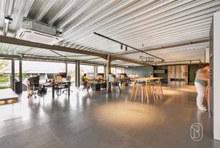 <p>Uniek wonen en werken op een perceel van ca. 2.400 m²</p><p>Op een perceel van ca. 2.400 m² bevindt zich dit uitzonderlijke eigendom waar wonen en ondernemen perfect samengaan. Het geheel omvat een ruim magazijn, moderne, stijlvolle kantoren en een perfect onderhouden woonst, ideaal voor zelfstandigen of ondernemers.</p><p>De hippe burelen genieten van veel natuurlijk licht en een hoogwaardige afwerking, terwijl het magazijn tal van mogelijkheden biedt voor opslag, productie of logistiek. De instapklare woning combineert ruimte, comfort en kwaliteit.</p><p>Dankzij de verzorgde uitstraling, ruime parkeermogelijkheden en veelzijdige indeling is dit een zeldzame opportuniteit voor wie wonen en werken op één locatie wil combineren.</p>