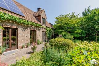 Charmante woning gelegen in een rustige straat met o.a. leefruimte, ingerichte keuken, inpandige garage, 5 slaapkamers, ingerichte badkamer...