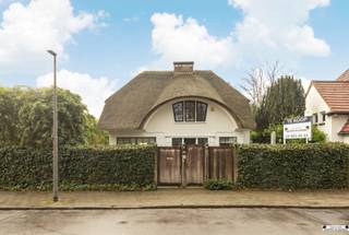 Dans le centre d'Ekeren, cette villa de caractère au toit de chaume jouit d'un emplacement de premier choix, avec vue sur le parc.Une propriété qui...