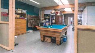 <strong>Ruim handelspand</strong> met <strong>woonst </strong>en <strong>TERRAS </strong>op een commerciele ligging in het <strong>centrum van Sint-Michiels Brugge</strong>.<br />Ideaal voor wie werken en wonen wil combineren.<br />+ Geschikt voor diverse doeleinden!<br />+ Ideaal voor vrije beroepen, kantoor of als winkelruimte!<br />+ Veel parkeergelegenheid in de onmiddellijke omgeving!<br />+ Vlotte verbindng naar de autosnelweg!<br />+ Uitstekende mobiscore van 9,2 op 10!<br /><br />Omvat op het gelijkvloers een handelsruimte van 156 m², inclusief een keuken en toilet, ruim terras en bordertuintje. Op de eerste verdieping vinden we een leefruimte en badkamer. De tweede verdieping omvat een slaapkamer en bureel. Dit pand is mogelijks onderhevig aan de renovatieplicht van niet-residentieel vastgoed, opgelegd door de Vlaamse overheid.<br />Vg,Wg,Gmo,Gvkr,Gvv<br />P-score=A G-score=A<br />#slimondernemen #leukwonen #sintmichiels #brugge<br /><br />Bruikbare vloeroppervlakte 250 m²<br />Totale grondoppervlakte 239 m²