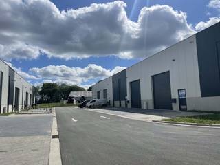ONTDEK BUSINESS PARK GEORGES TIJDENS ONZE OPENDEURDAGEN
Meer informatie via zabra.be/georges.
Deze KMO-unit bevindt zich in Business Park Georges, een gloednieuw bedrijvenpark in Saint-Georges-sur-Meuse, vlak bij de E42 tussen Luik en Namen. Dankzij de strategische ligging geniet je van een uitstekende bereikbaarheid en een vlotte verbinding naar de belangrijkste economische centra van Wallonië.
De unit heeft een oppervlakte van 150 m² en beschikt over 2 privatieve parkeerplaatsen. Dankzij het raam op het gelijkvloers geniet je van extra lichtinval en een professionele uitstraling. Bovendien biedt de vrije hoogte van 5,65 meter tal van mogelijkheden voor stockage, een atelier of een bedrijfsruimte op maat van jouw onderneming.
Troeven:
• gelegen in een nieuw bedrijvenpark vlak bij de E42 Luik-Namen
• 150 m² bruikbare ruimte
• raam op het gelijkvloers voor extra lichtinval
• 2 privatieve parkeerplaatsen
• mogelijkheid tot mezzanine
• interessant voor eigen gebruik of investering
Bezoek Business Park Georges tijdens één van onze opendeurdagen of contacteer ons voor meer informatie op het nummer 0472 89 60 18. Onze vertegenwoordigers staan je graag te woord.