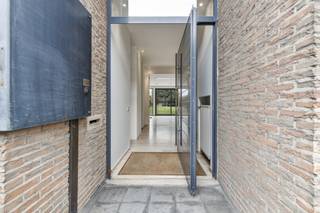 Deze karaktervolle eigendom (bouwjaar 1993) in de Meensesteenweg 317 te Bissegem deed steeds dienst als praktijk. De garage is alvast een pluspunt.Op het eerste verdiep is er een mogelijkheid om een tweede praktijkruimte in te richten of als kantoorruimte in te richten.In de zuidgerichte tuin met terras is het leuk vertoeven, in alle discretie (achterliggend weiland). De centrale ligging met Kortrijk, vlotte verbindingswegen, ... het zijn slechts enkele van de pluspunten!Dit pand kan onderhevig zijn aan de renovatieverplichting die door de Vlaamse overheid wordt opgelegd voor niet-residentiële gebouwen. Consulteer voor meer informatie de website van het Vlaams Energie- en Klimaatagentschap via https://www.energiesparen.be/nr/renovatieverplichting.Contacteer Wessel Audoor op 0472 18 39 13 voor meer informatie of een bezoek aan deze eigendom.