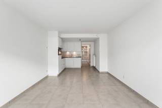 <p>Te koop: stijlvol appartement in het centrum van Nieuwpoort, op wandelafstand van zee en openbaar vervoer.</p>
<p> </p>
<p>Dit recente appartement (bouwjaar 2014) combineert comfort met een uitstekende ligging. Dankzij de centrale locatie geniet u van alle voorzieningen binnen handbereik, terwijl de twee terrassen u extra buitenruimte bieden om te ontspannen. De moderne afwerking en het goed onderhouden interieur maken dit een ideale keuze voor wie zorgeloos wil wonen.</p>
<p> </p>
<p>Belangrijkste ruimtes:<br />• Lichte woonkamer met toegang tot terras<br />• Moderne keuken met praktische indeling<br />• Slaapkamer met directe toegang tot tweede terras<br />• Badkamer met ligbad en wastafel<br />• Apart toilet<br />• Inkomhal<br />• Berging voor extra opslag</p>
<p> </p>
<p>Troeven:<br />• Recente constructie (2014)<br />• Twee terrassen voor optimaal buitenleven<br />• Centraal gelegen in toeristische zone, nabij openbaar vervoer</p>
<p> </p>
<p>Neem vandaag nog contact op met uw ERA-makelaar voor een bezoek.<br />058 222 222 of op gert@eraservimo.be</p>
<p> </p>
<p>JOUW DROOMAPPARTEMENT. ZO GEVONDEN!</p>