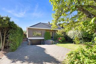 <p><span>Looking for a warm family home in a quiet location near the center of Berchem? This charming villa in Kluisbergen combines space, comfort and a beautiful green environment with many recent renovations such as a new roof and new windows and doors. Thanks to the bright living spaces, you can enjoy a wonderful view of the well-kept garden and surrounding greenery all year round. The house radiates tranquility and cosiness, while stores, schools and roads are close by. An ideal home for those who like quiet living without sacrificing accessibility. Book your appointment now for the viewing on May 22 and discover for yourself the charm of this home! </span></p>