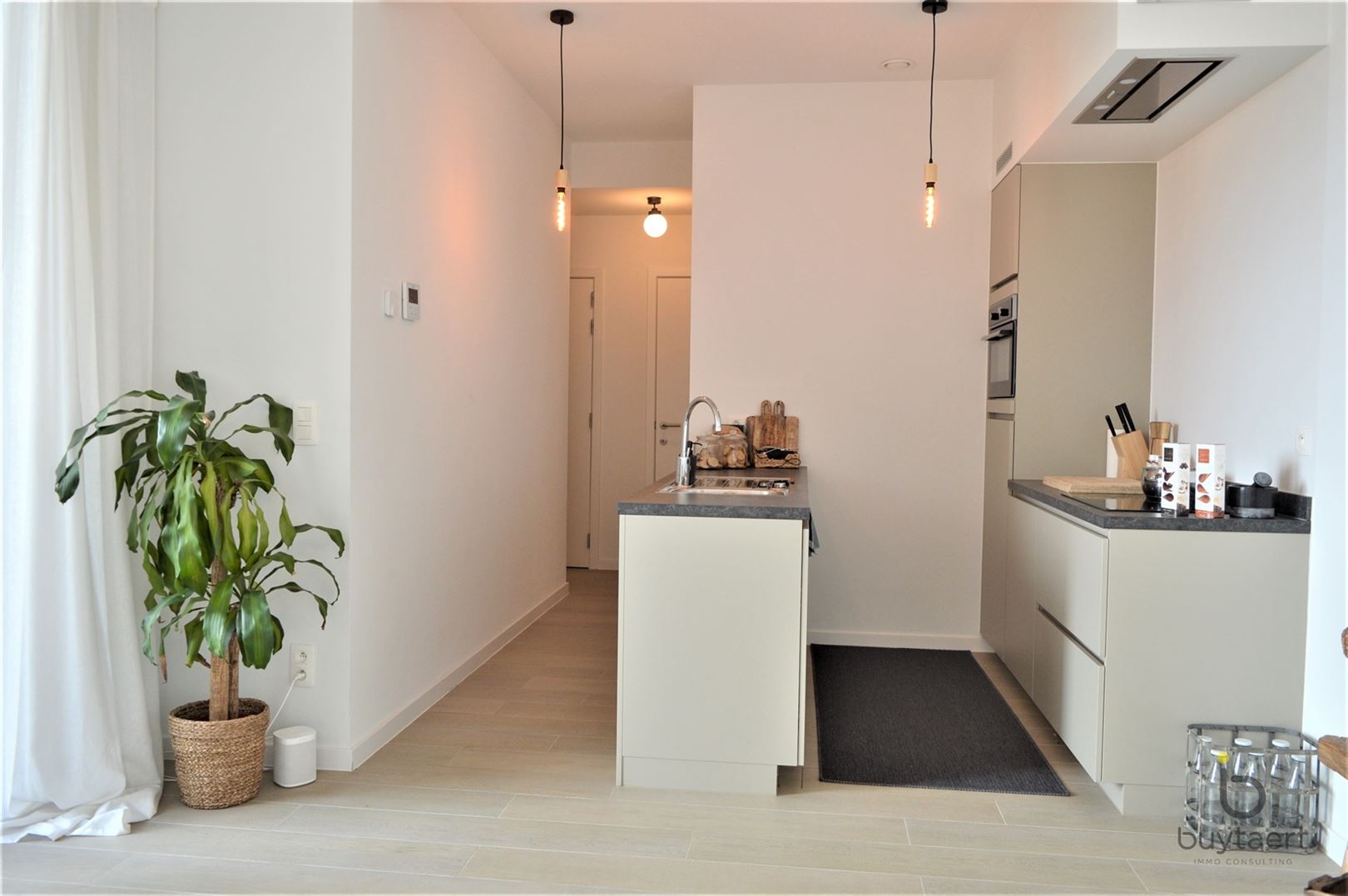 Frontaal waterzicht vanuit dit lumineuze recente appartement met terras! - foto 4