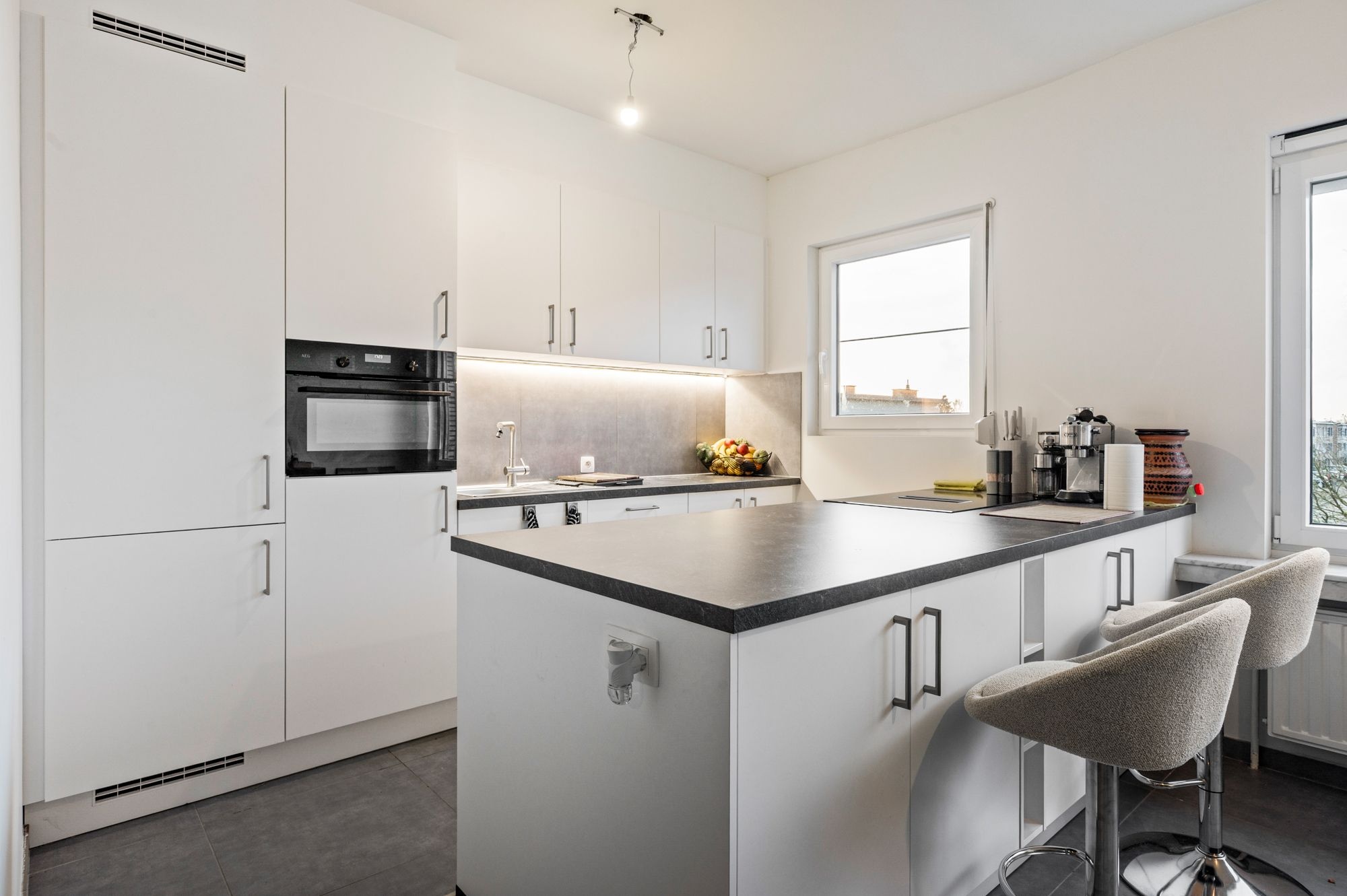 Volledig gerenoveerd 2-slaapkamerappartement met terras, garagebox en groen uitzicht! - foto 4