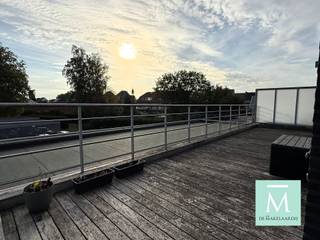 <p><span> </span></p><p><span>Energiezuinig 2-slaapkamerappartement met terras en carport in het centrum van Onze-Lieve-Vrouw-Waver!</span></p><p><span>Dit mooie en energiezuinige appartement ligt pal in het centrum, op wandelafstand van winkels, scholen en openbaar vervoer.</span></p><p><span> </span></p><p><span>Het appartement beschikt over een ruime en lichtrijke leefruimte met open keuken en kookeiland, aansluitend op een groot terras met ochtendzon. Verder zijn er 2 slaapkamers, een badkamer met douche-badcombinatie en dubbele lavabo, een apart toilet en een praktische berging/wasruimte.</span></p><p><span> </span></p><p><span>Daarnaast beschikt het appartement over een gemeenschappelijke fietsenberging en een carport, inbegrepen in de prijs.</span></p><p><span> </span></p><p><span>De geothermische warmtepomp zorgt voor comfortabele vloerverwarming en -koeling. De gemeenschappelijke kosten bedragen €70 per maand.</span></p><p><span> </span></p><p><span>Interesse? Contacteer ons via 015 20 20 82 of info@demakelaardij.be voor een bezoek!</span></p>