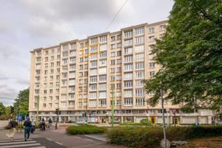 <p><span>Ideaal gelegen appartement met uitstekend lichtinval, vlak bij het Koning Albertpark,  stadsbrouwerij De Koninck en de E19. En dit op fietsafstand van hartje Antwerpen.Op de 9de verd. van dit karaktervol gebouw treft u dit hyper aangenaam app. met een schitterend zicht over Antwerpen met 2 mooie slaapkamers. De zonovergoten leefruimte ligt aan de voorzijde met een open ingerichte keuken. Achteraan de  2 kamers met inbouwkasten en een ruim aansluitend terras. Verzorgde badkamer. Het geheel is met eiken parket afgewerkt. Ondergrondse kelderberging inbegrepen. De ligging is een absolute troef.U bevindt zich nl. op wandelafstand van alle faciliteiten met tal van winkels en horeca. Bovendien geniet u van een uitstekende bereikbaarheid dankzij nabijgelegen tram- en bushaltes. </span></p><p><span>Onmiddellijk beschikbaar!</span></p>