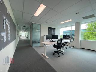 <strong>Kantoor</strong> met een totale oppervlakte van<strong> 590 m²</strong> te huur op een toplocatie in Vilvoorde.<br />Strategisch gelegen aan de eerste afrit van de <strong>E19</strong> richting Antwerpen en vlakbij de <strong>Brusselse Ring (R0)</strong>. Dankzij deze uitstekende ligging geniet u van een vlotte verbinding naar Brussel, Antwerpen en Brussels Airport, die zich op slechts 10 à 15 min bevinden. Bovendien is het gebouw uitstekend bereikbaar met het openbaar vervoer via verschillende busverbindingen en het station van Vilvoorde.<br /><br />Deze <strong>instapklare kantoorruimte </strong>bevindt zich in een modern kantoorgebouw en geniet van grote raampartijen die zorgen voor een overvloed aan natuurlijk licht en een aangename, open werksfeer. De kwalitatieve afwerking in combinatie met energiezuinige LED-verlichting creëert een professionele en comfortabele werkomgeving. Bovendien beschikt het kantoor over een ruime en gezellige eetruimte met volledig ingerichte keuken, ideaal voor een aangename lunchpauze of een informele bijeenkomst met collega’s en klanten. Voor bezoekers is er een stijlvolle ontvangstruimte met wachtzaal voorzien, wat zorgt voor een professionele eerste indruk. Dankzij de moderne glazen wanden behoudt de ruimte een open en lichte uitstraling, terwijl er tegelijkertijd voldoende privacy gecreëerd wordt. Daarnaast zijn zowel kleinere als grotere vergaderzalen en aanwezig.<br /><br />Technisch is het kantoor uitgerust met een parlofoon, videofoon en brandalarmsysteem. Daarnaast zorgen het geïsoleerde dak, dubbele beglazing, zonnewering en gasverwarming voor extra comfort en energie-efficiëntie.<br /><br />In de gemeenschappelijke ruimtes bevindt zich bovendien een restaurant met comfortabele zitplaatsen, ideaal voor een lunchpauze of informele meetings.<br /><br />Daarnaast zijn in <strong>Everest Office Park</strong> ook andere kantooroppervlaktes beschikbaar van <strong>207 m² tot 3.445 m²</strong>, volledig flexibel in te delen volgens uw wensen en noden. <strong>Onmiddellijk beschikbaar!</strong><br /><br />Contacteer <strong>PANORAMA B2B</strong> voor bijkomende inlichtingen, plannen of een vrijblijvend plaatsbezoek via <strong>0477 09 00 09</strong>.