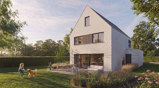 Op een rustige en groene locatie, op slechts 5 km van het centrum van Deinze, bieden we nog één ruim perceel aan voor de realisatie van een vrijstaande nieuwbouwvilla.<br />De voorgestelde villa combineert een doordachte en ruime indeling met grote raampartijen die zorgen voor veel natuurlijk licht en een mooi zicht op de groene omgeving. Energiezuinige technieken zoals een warmtepomp, vloerverwarming, zonnepanelen en ventilatie met warmterecuperatie zorgen voor hedendaags wooncomfort.<br />De interieurafwerking kan volledig naar eigen smaak worden gekozen binnen de voorziene budgetten. Zo creëren we samen een woning die perfect aansluit bij uw wensen, met oog voor detail en volgens de vertrouwde Huysman-kwaliteit.<br />Interesse? Contacteer onze bouwadviseur Ewout via 0497 588 888 of contact@huysmanbouw.be - VERKOOPPRIJS: € 829.355 excl.BTW, excl.registratie en andere kosten - € 935.877 incl.21% BTW, excl.registratie en andere kosten - € 859.789 incl.6% BTW, excl.registratie en andere kosten.