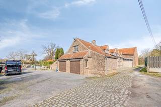 Deze landelijke woning heeft een bewoonbare oppervlakte van 307m² (exclusief loods en garages) en heeft dus tal van potentieel voor iedereen die...