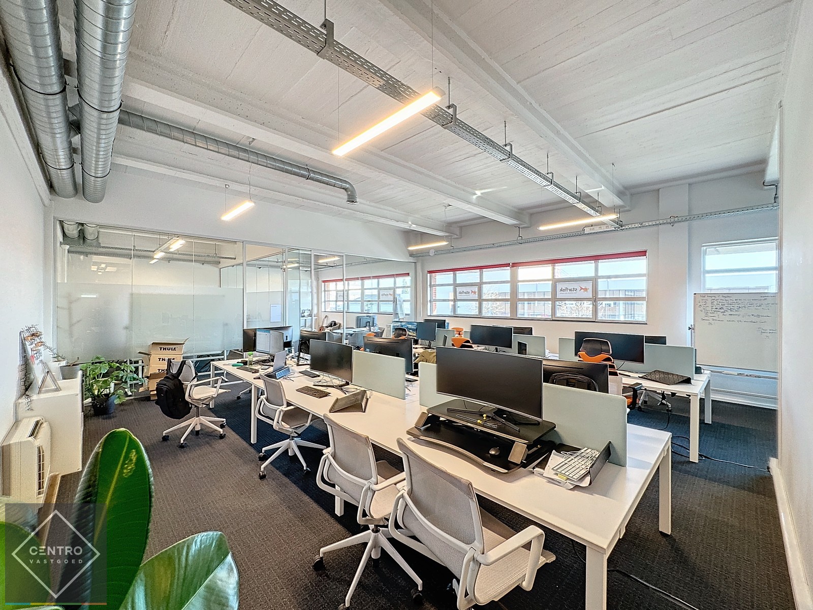 Instapklare KANTOORRUIMTE (217m²) voorzien van alle comfort (databekabeling, airco,...) en ruime parkeergelegenheid. Vlot bereikbaar via Expresweg van Brugge! - foto 4