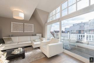 Zonnig en ruim duplex appartement met zuidgericht terras op wandelafstand van de winkels en het strand. Indeling: inkomhal met gastentoilet...