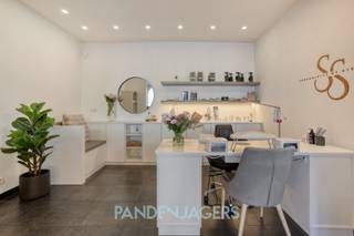 Op zoek naar een stijlvol en professioneel ingericht handelspand? Dit volledig gerenoveerde pand (2018) met hoogwaardige materialen en...