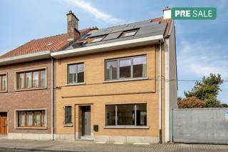 Op zoek naar een woning met verschillende troeven te koop te Grimbergen? Ontdek deze indrukwekkende woning met een grote bewoonbare oppervlakte, tuin en volledig instapklaar. Deze woning is perfect gelegen in de Vlaamse Rand met een vlotte bereikbaarheid naar Brussel en Antwerpen, vlakbij openbaar vervoer, scholen en winkels. Indeling van de woning:KelderGelijkvloers:- Leefruimte- Eetkamer- Keuken- Aparte (was)berging- Veranda- Tuin met terrasEerste verdieping:- 1 ruime slaapkamer (mogelijkheid tot opsplitsen in 2 slaapkamers)- 1 ruime badkamer met douche en badTweede verdieping:- 2 slaapkamers- BergruimteExtra troeven van deze woning:- Volledig gerenoveerd- Elektriciteit conform- Voorzien van zonnepanelen én batterij- Instapklaar- Deze woning combineert comfort, energiezuinigheid en ruimte op een uitstekende locatie.De woning is beschikbaar vanaf 01/01/2027.De eigendom wordt aangeboden via de Pre-sale formule. Op 22/04/2026 tussen 16u en 18u en op 23/04/2026 tussen 16u en 18u kan u de woning op afspraak komen bezichtigen en een bod uitbrengen. De vermelde prijs is een instelprijs.Interesse? Neem vandaag nog contact op voor een bezoek!De eigendom wordt aangeboden via de Pre-sale formule. Op 22/04/2026 tussen 16:00 en 18:00 kan u de woning op afspraak komen bezichtigen en een bod uitbrengen. De vermelde prijs is een instelprijs. Voor meer info, gelieve contact op te nemen met de dossierverantwoordelijke.Bestuursmaatregelen in het maatregelenregister: in aanvraag