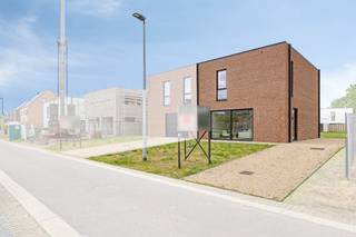 Sur un terrain de 407m², nous trouvons ce bâtiment mitoyen (lot 10) avec 3 chambres à vendre. Situé près du centre de Balen et bien relié à Mol, Lommel, Bourg-Léopold, Ham et Meerhout. L'espace de vie lumineux, les panneaux solaires et le jardin privé sont quelques-uns des nombreux avantages. Disposition de la maison :Rez-de-chaussée : - hall d'entrée- toilettes avec lavabo- salon avec cuisine ouverte- rangementPremier étage :- salle de nuit - salle de bain avec baignoire, douche et double vasque- 3 chambres spacieuses - toilettesLes avantages de cette maison :- chauffage au sol avec pompe à chaleur air-eau- panneaux solaires- exonération de l'impôt foncier (KI) pendant les 5 premières années (niveau E < 20)Accessibilité de cette maison À 1 km du marché de Balen1,2 km depuis gare Balen0,7 km des écoles