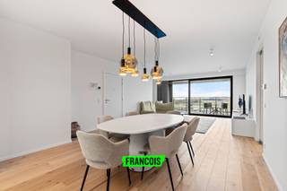 Dit ruime twee slaapkamerappartement bevindt zich op de Oosteroever te Oostende. U heeft hier tal van nieuwe handelaars, prachtig aangelegde wandelpaden en u bereikt in een handomdraai het centrum. Daarenboven heeft u hier steeds directe voeling met de zee.<br /><br />Het pand werd luxueus afgewerkt en geniet van prachtige verzichten. <br /><br />De lichtrijke leefruimte is voorzien van een karaktervolle uitstraling dankzij de raampartijen, openheid en parketvloeren. Vanuit de leefhoek is er een naadloze aansluiting met een eetplaats alsook open keuken. Deze keuken werd van al het nodige voorzien; gaande van moderne apparatuur tot kast-en werkruimte. Het grote kookeiland maakt de kookervaring compleet. <br /><br />Achterin het appartement zijn er twee ruime slaapkamers aanwezig. Deze zijn beiden voorzien van grote ingebouwde kasten. Er zijn daarenboven twee badkamers, elk voorzien van lavabo en grote inloopdouche. Vanop het overdekte terras geniet u steeds van prachtige zichten en kunt u volledig tot rust komen. <br /><br />De handige technische berging zorgt voor de nodige stockageruimte. <br /><br />Tot slot is er nog een mogelijkheid tot garagebox in het garagecomplex in de benedenverdieping van de residentie. <br /><br />Bent u op zoek naar een perfect afgewerkt appartement, op wandelafstand van de zee?<br /><br />Aarzel dan niet en neem contact op voor meer info of een afspraak. <br /><br />