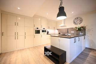 Dit appartement van ca. 125 m² bevindt zich in het hart van Heusden, op een toplocatie met een uitstekende mobiscore van 8,2. Dankzij de nabijheid...