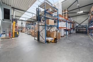 <p>424 m² volledig ingerichte opslagruimte met een vrije hoogte van 5 meter en toegang via laadkade, ideaal voor efficiënte stockage en logistiek. De aanwezige rekken, transpaletten kunnen zijn ter beschikking van de nieuwe huurder. Daarnaast beschikt het pand over 266 m² bemeubelde instapklare bureel- en polyvalente ruimte. Strategisch gelegen op slechts 10 minuten van de Brusselse Ring. Een verzorgd bedrijfspand met tal van mogelijkheden.</p>